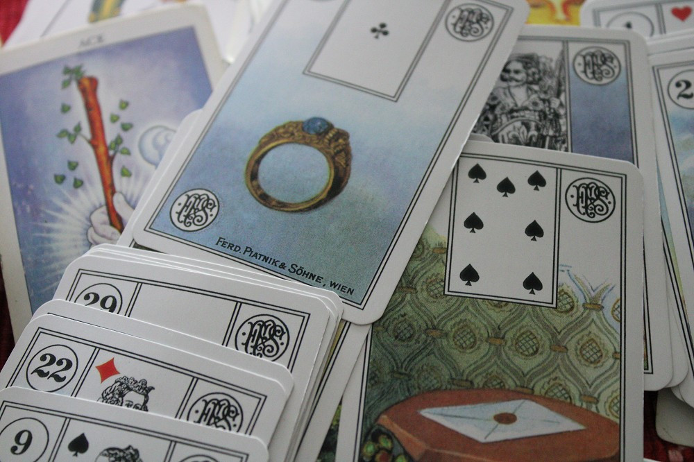 Die Faszination der Lenormand-Karten: Ein Blick in die Welt des Kartenlegens: Foto: © LillyArt / AdobeStock / #288327228